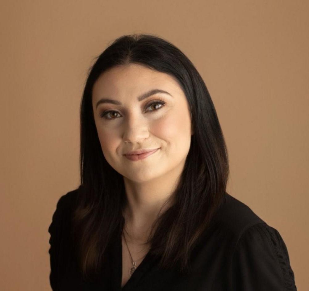 promophoto - Carrie Becker smiling woman
